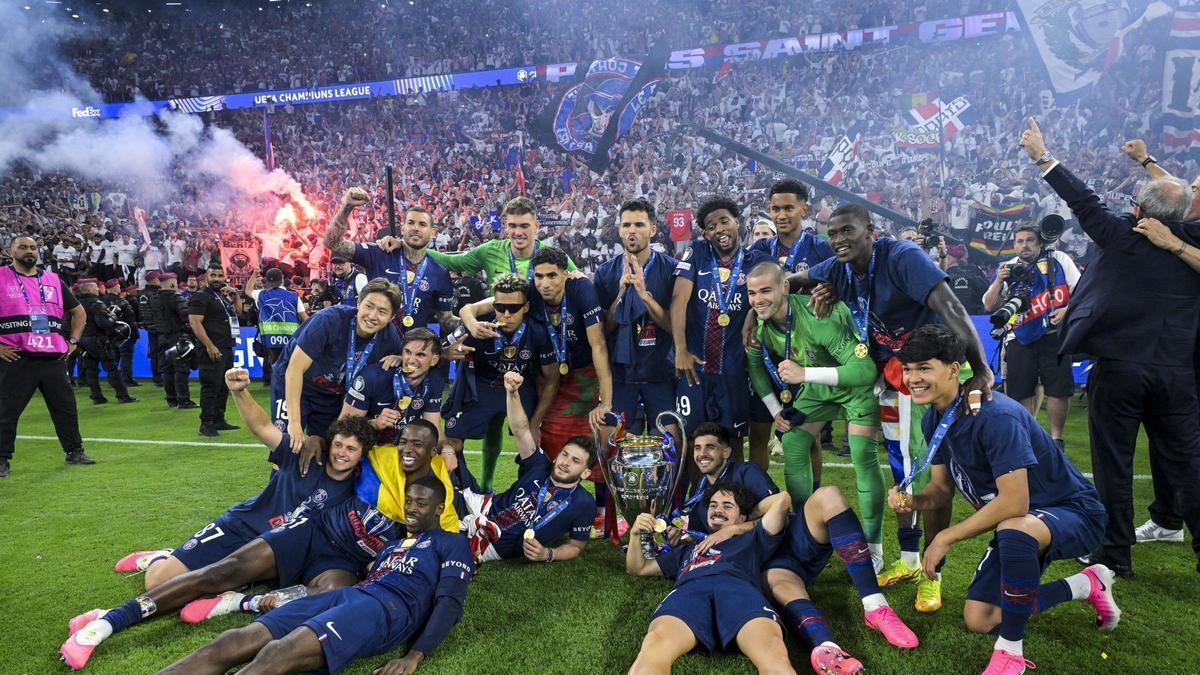 Dro, abajo a la derecha, con varios de sus compañeros y el trofeo.