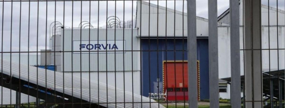 Exterior de la factoría de Forvia en Ourense.