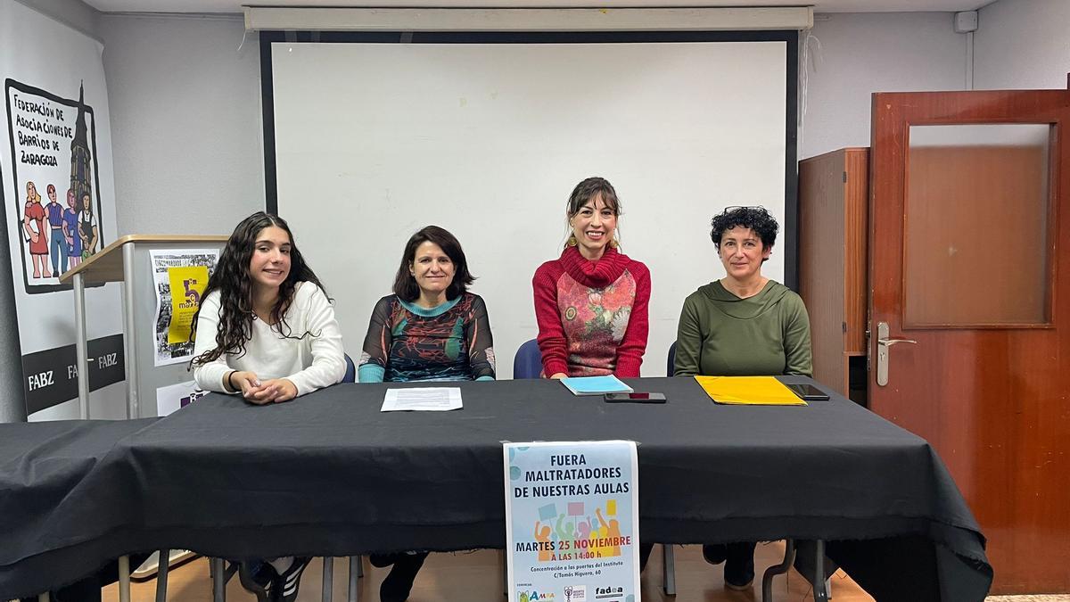 Representantes de Fadea, de la AMPA del Grande Covián y de la plataforma Docentes Decentes anuncian una concentración contra el profesor condenado por maltrato que ejerce en un instituto de Zaragoza.