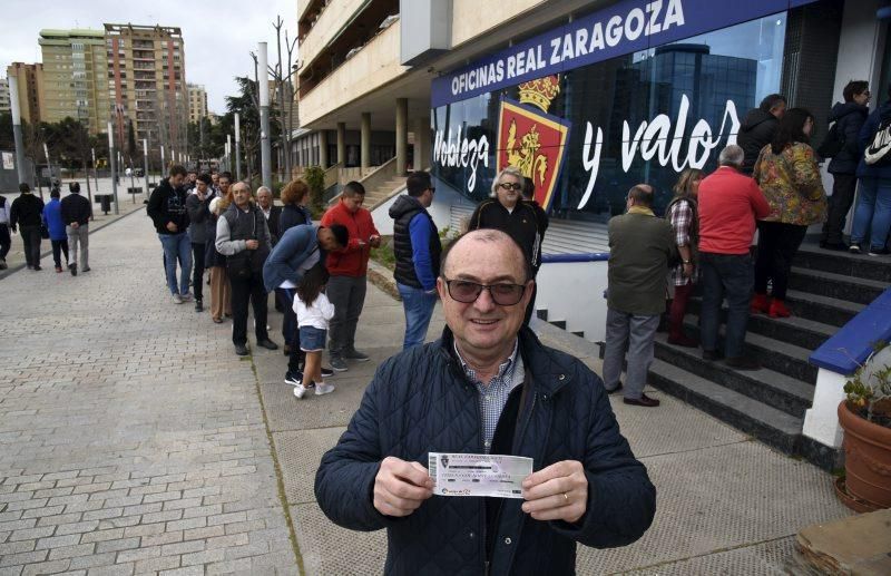 Largas colas para adquirir entradas para el derbi aragonés