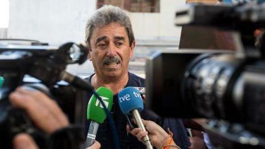 Ramón Viñals, padre del fallecido, atendió a los periodistas antes del juicio.