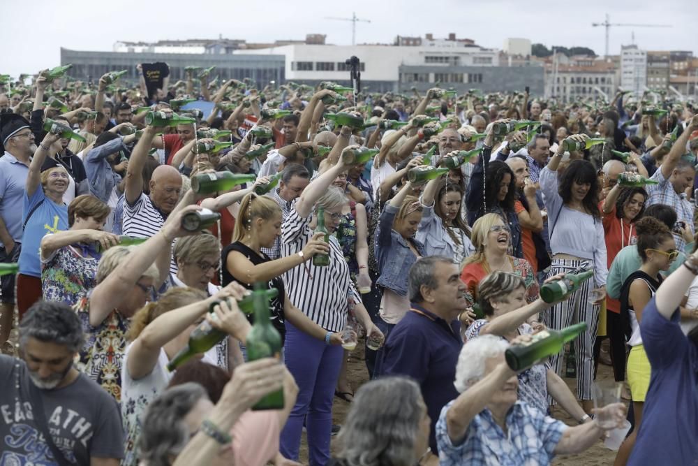 Gijón bate el récord de escanciado simultáneo de sidra