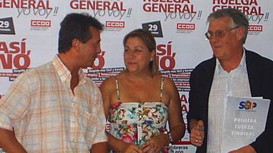 Representantes de UGT y CC OO con el secretario del SUP.