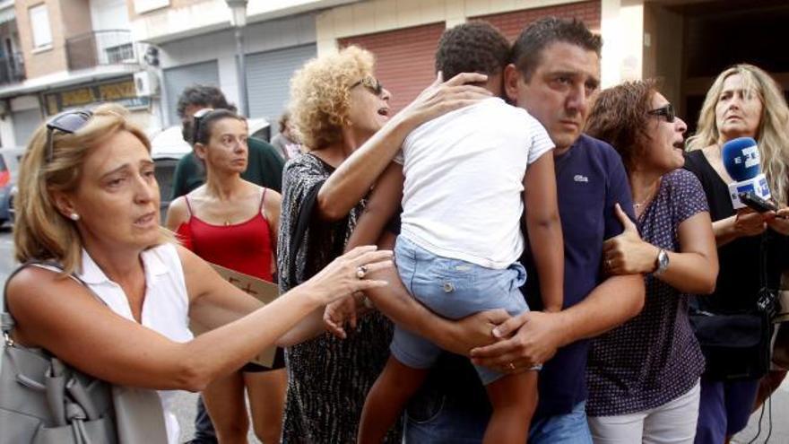 Los padres preadoptivos entregan al niño de Sueca a su madre biológica