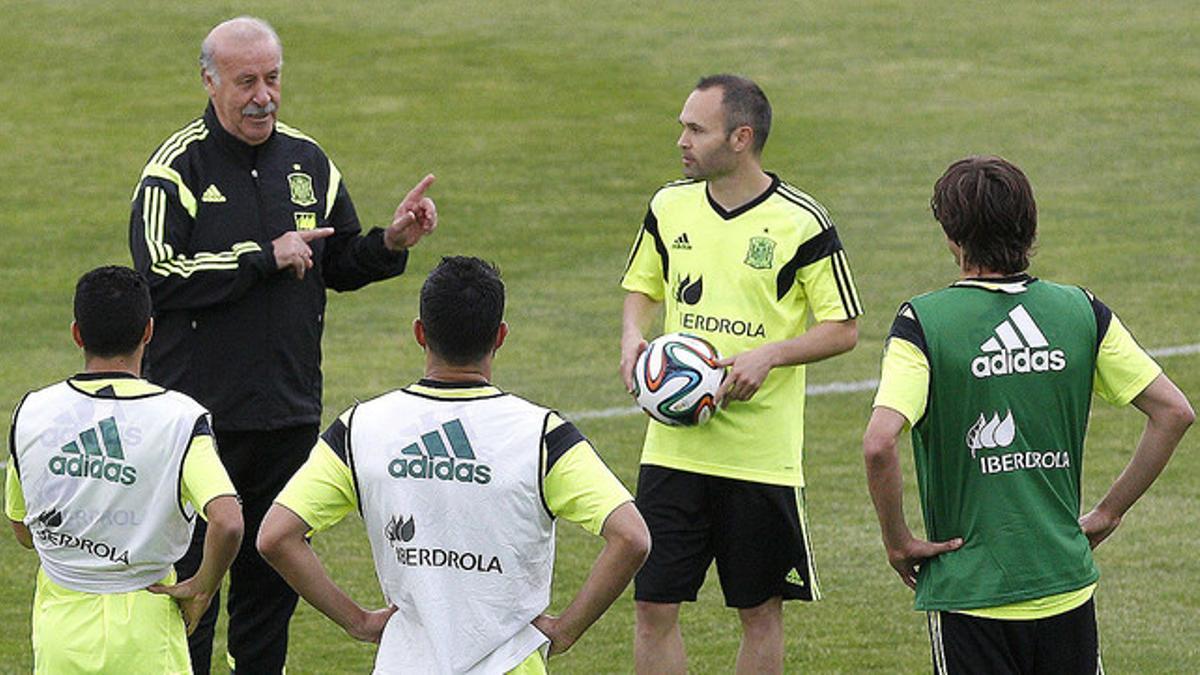 Vicente del Bosque, rodeado de jugadores de la selección, durante uno de los últimos entrenamientos de España en la Ciudad del Fútbol de Las Rozas