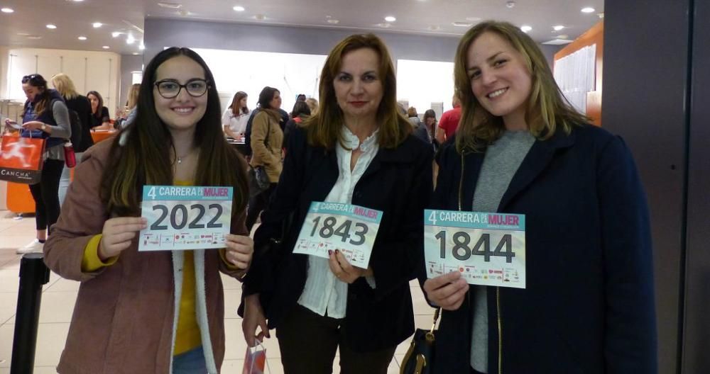 Recogida de dorsales en el Thader para la IV Carrera de la Mujer (Tarde)