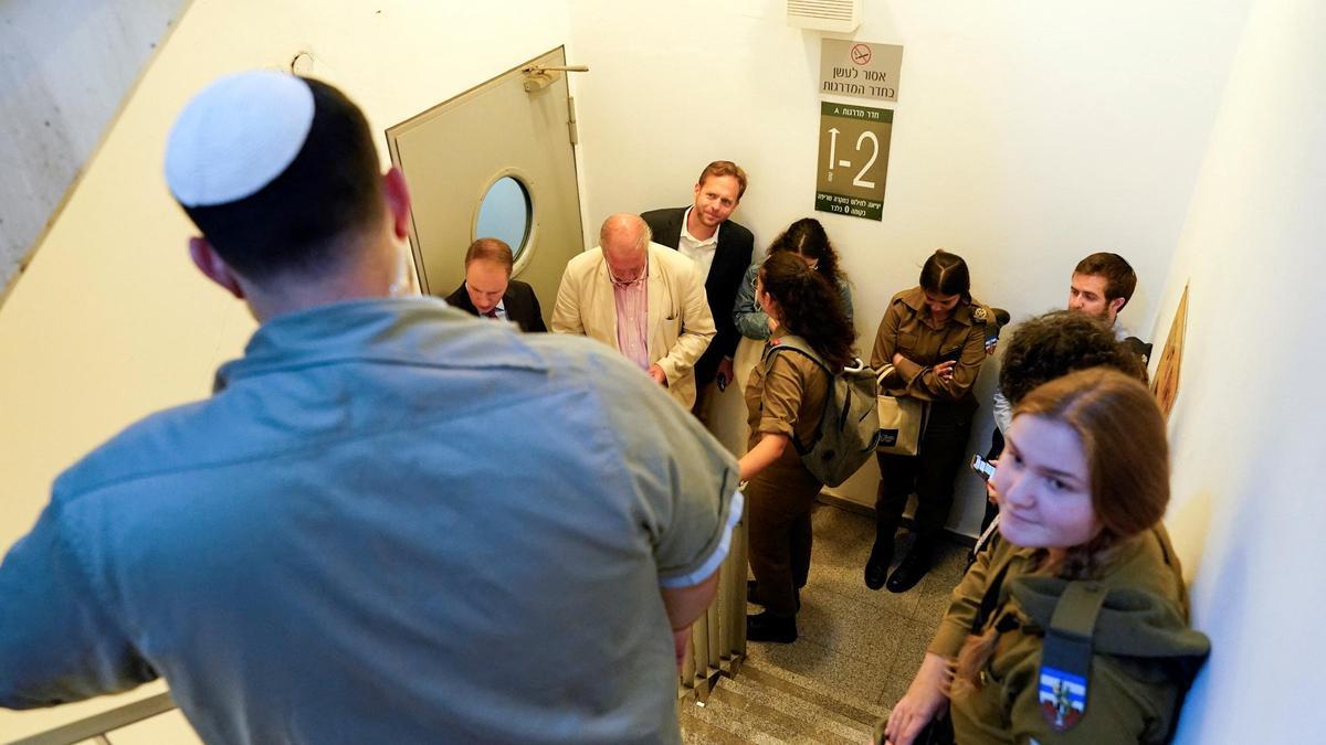 Miembros del grupo de prensa que cubre al Secretario de Estado de Estados Unidos, Antony Blinken, se refugian en una escalera en The Kirya, el Ministerio de Defensa de Israel.