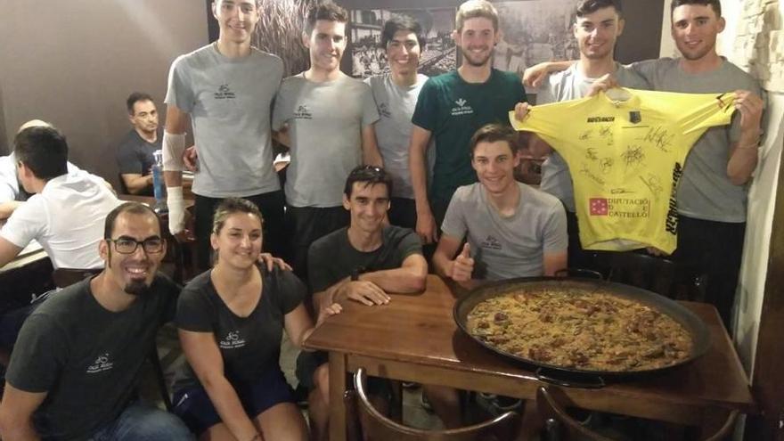 Los ciclistas del Caja Rural celebraron su triunfo con una paella.