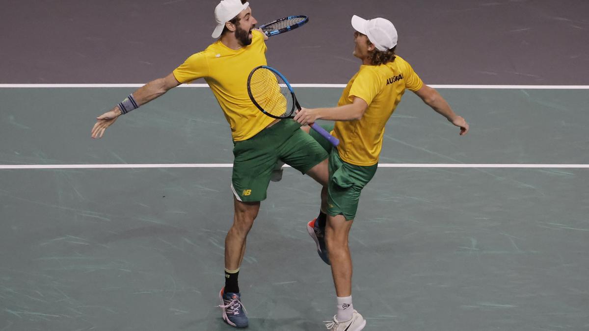 Purcell y Thompson celebran el triunfo de Australia en el dobles.