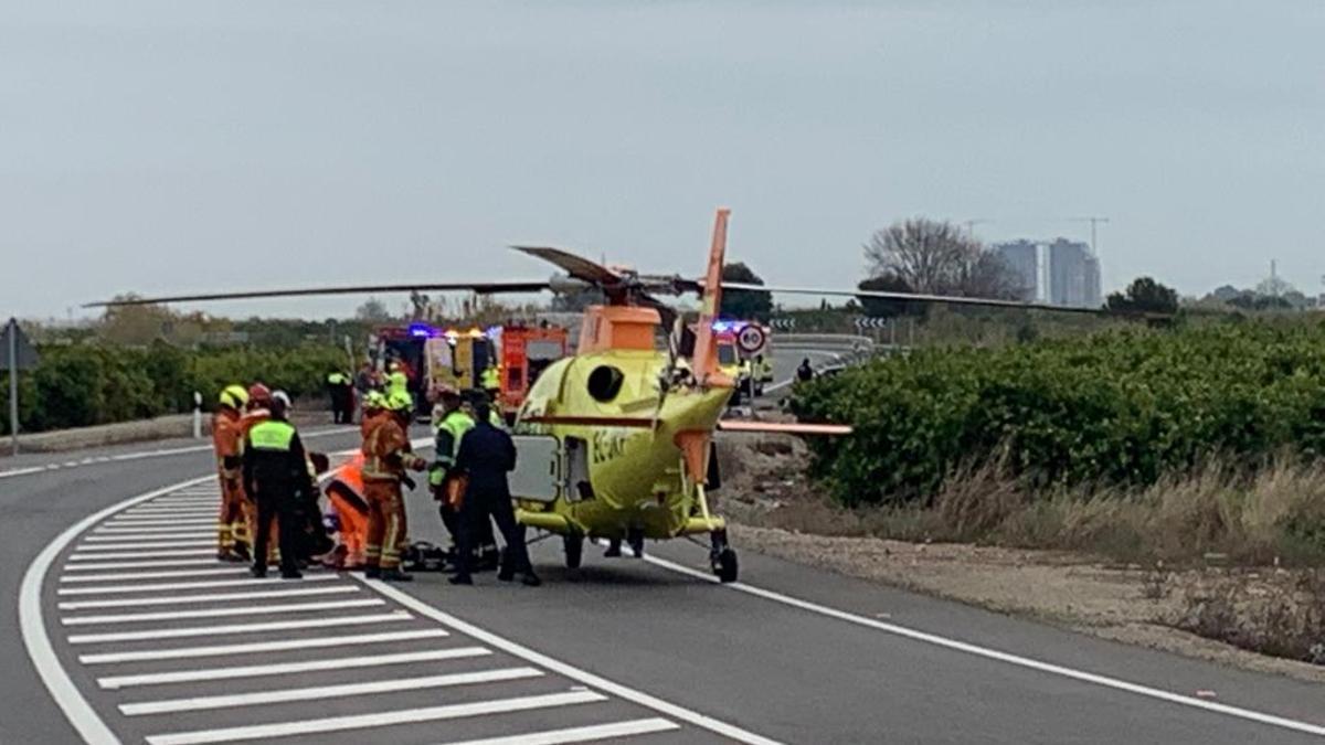 Trasladan al hospital a un trabajador tras caer de un andamio en Canals
