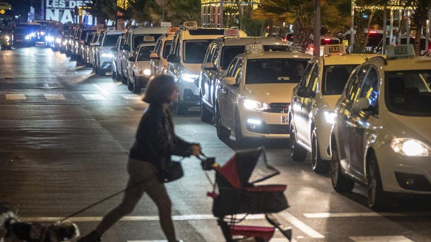 Bermúdez retrasa la Mesa del Taxi y evita el amago de protesta