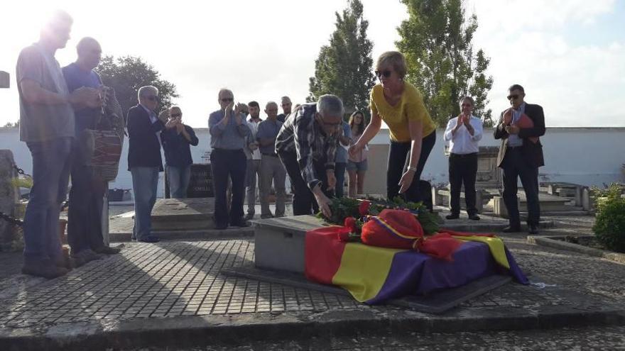 La alcaldesa de Llubí y un sobrino de Jeroni Alomar depositan una corona de laurel sobre la tumba.