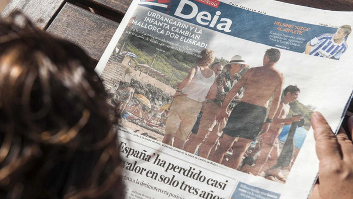 Una mujer lee la portada del diario 'Deia', que este sábado publica fotos de los duques de Palma en Bidart.