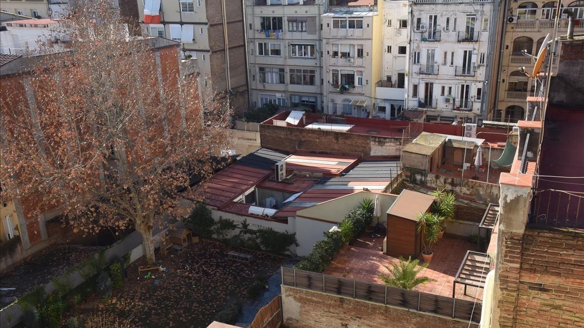 El interior de manzana donde está previsto un edificio de pisos públicos, con el platano en el centro de la imagen. El interior de manzana donde está previsto un edificio de pisos públicos, con el platano en el centro de la imagen.
