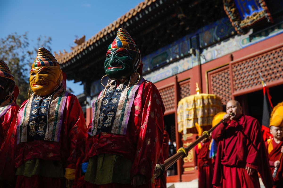 Monjes budistas bailan la Danza del Diablo en Pekín