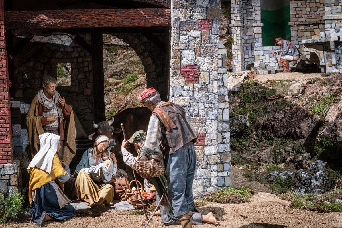 Barcelona estrena un belén tradicional más grande que nunca en la plaza Sant Jaume