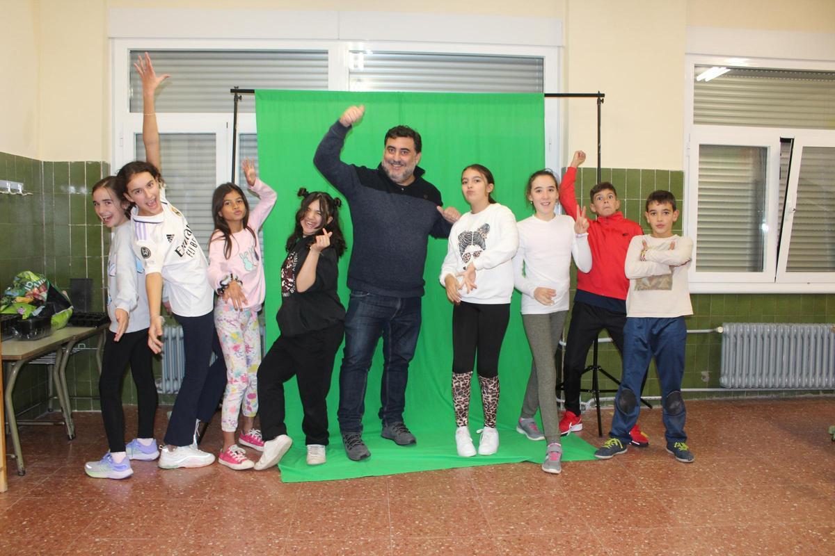 El profesor Enrique Márquez con los alumnos y alumnas que han paricipado en el vídeo
