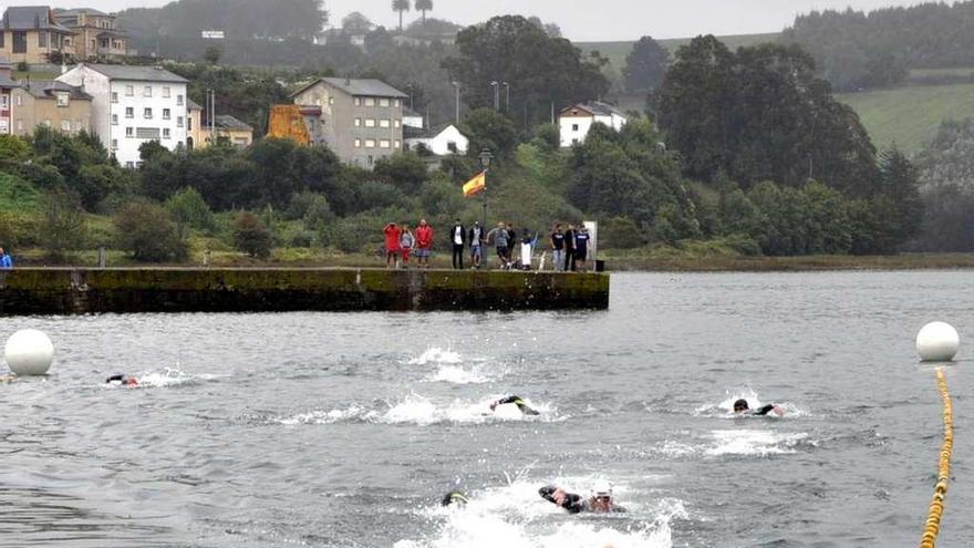 Entrada en el muelle de nadadores en la Copa Asturias del año pasado.