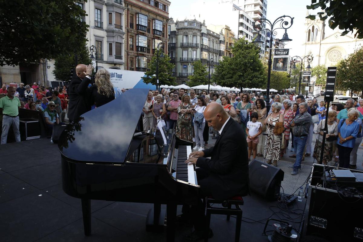 Una actuación en el paseo de Begoña de la edición de 2025 de "Arte en la calle",