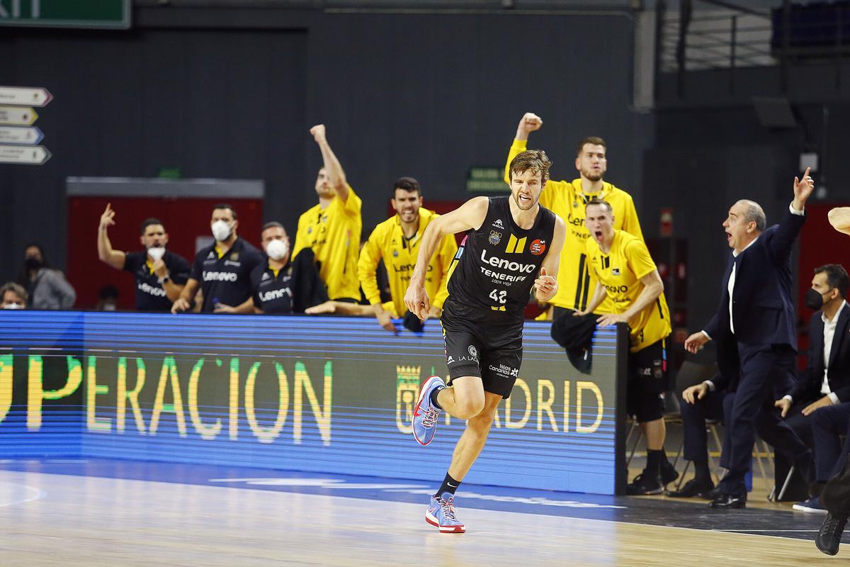 Doornekamp celebra un triple contra el Burgos en la Copa de 2021.