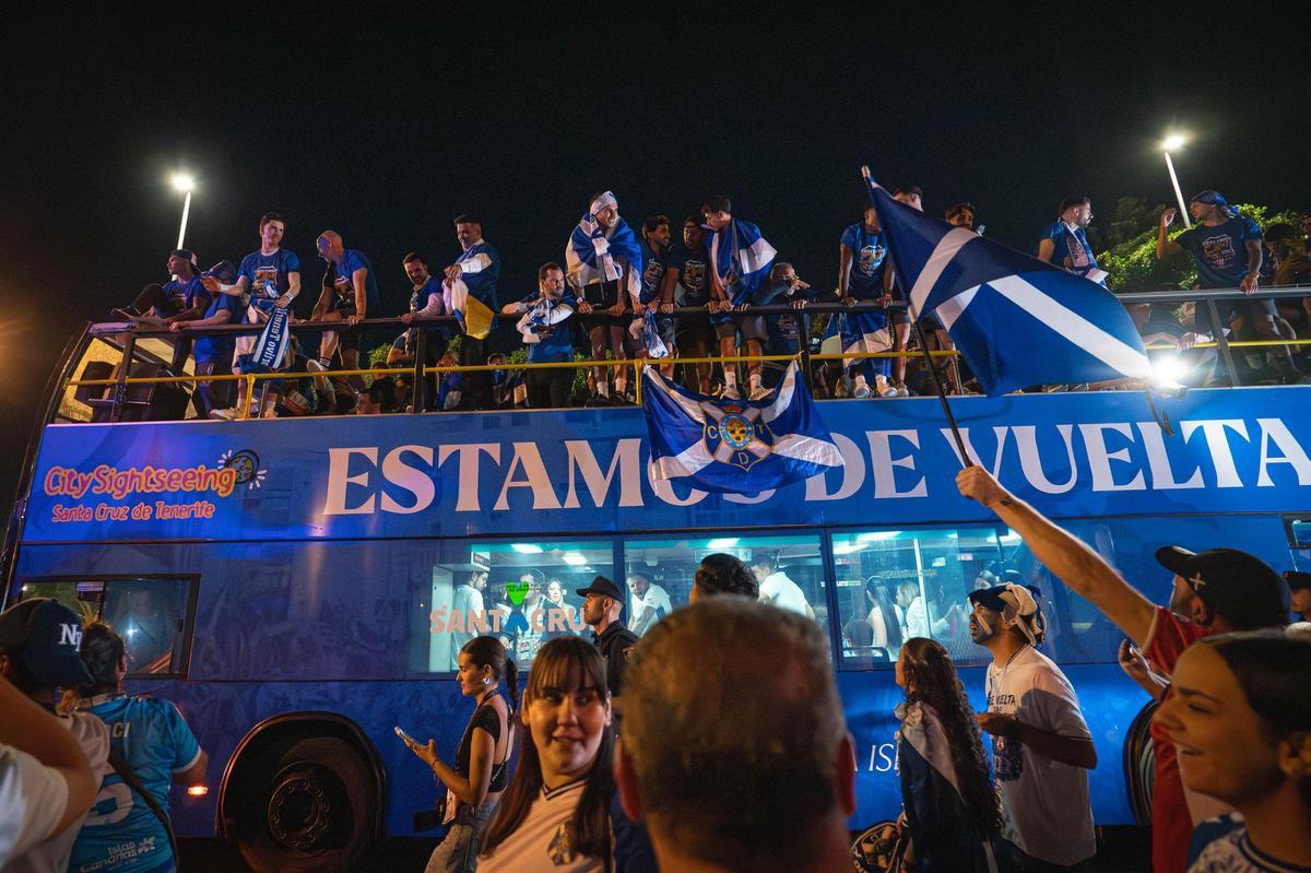 La plantilla del CD Tenerife llega al Cabildo para celebrar el ascenso con la afición blanquiazul La plantilla del CD Tenerife llega al Cabildo para celebrar el ascenso con la afición blanquiazul