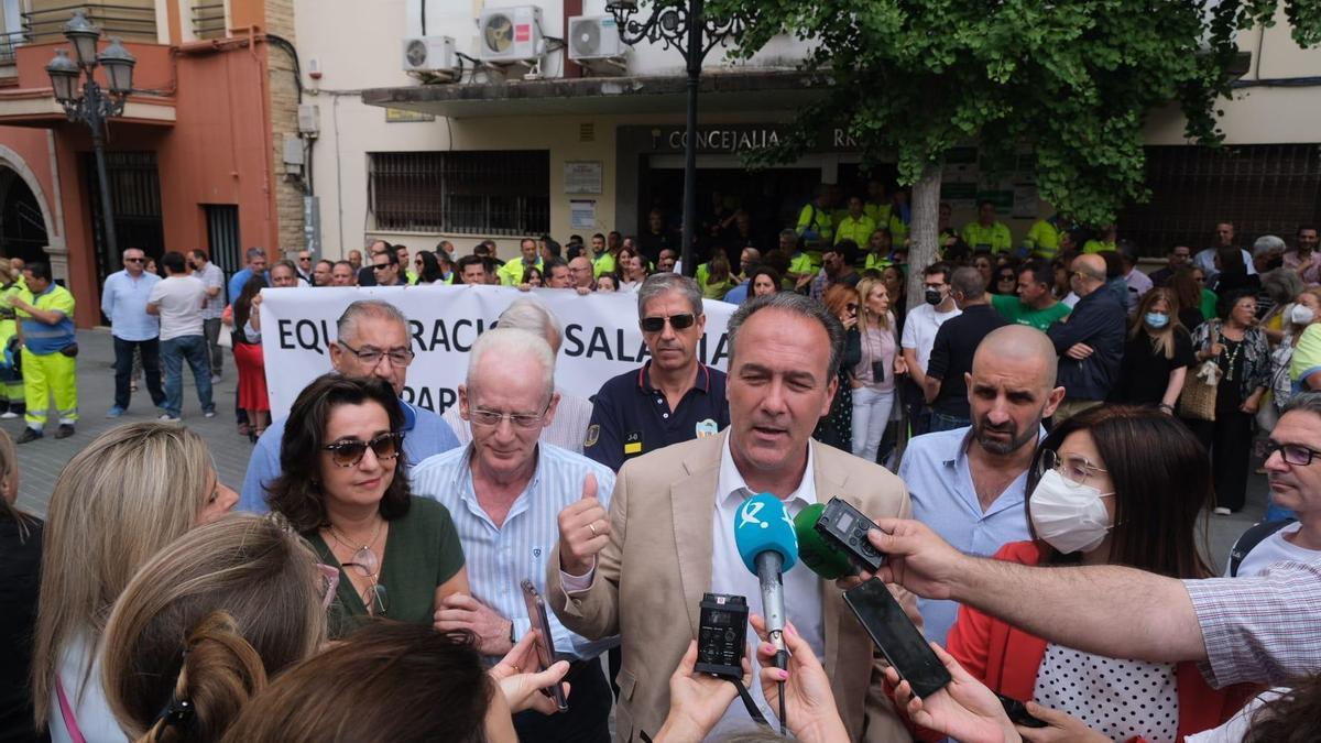 César Rodríguez Arbaizagoitia junto a otros jefes de servicio del Ayuntamiento de Badajoz.
