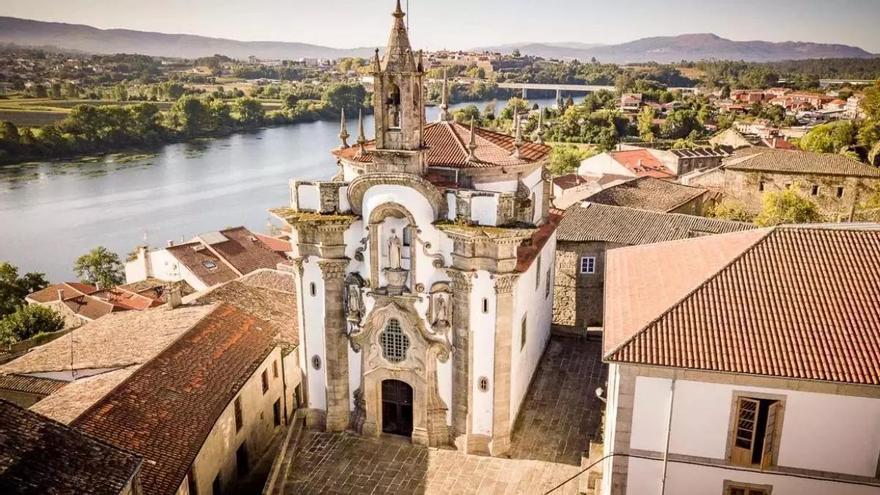 Entramos al pueblo donde mejor se come de España, conocido por su pulpo: con una catedral declarada Monumento Histórico-Artístico y con murallas del siglo XII