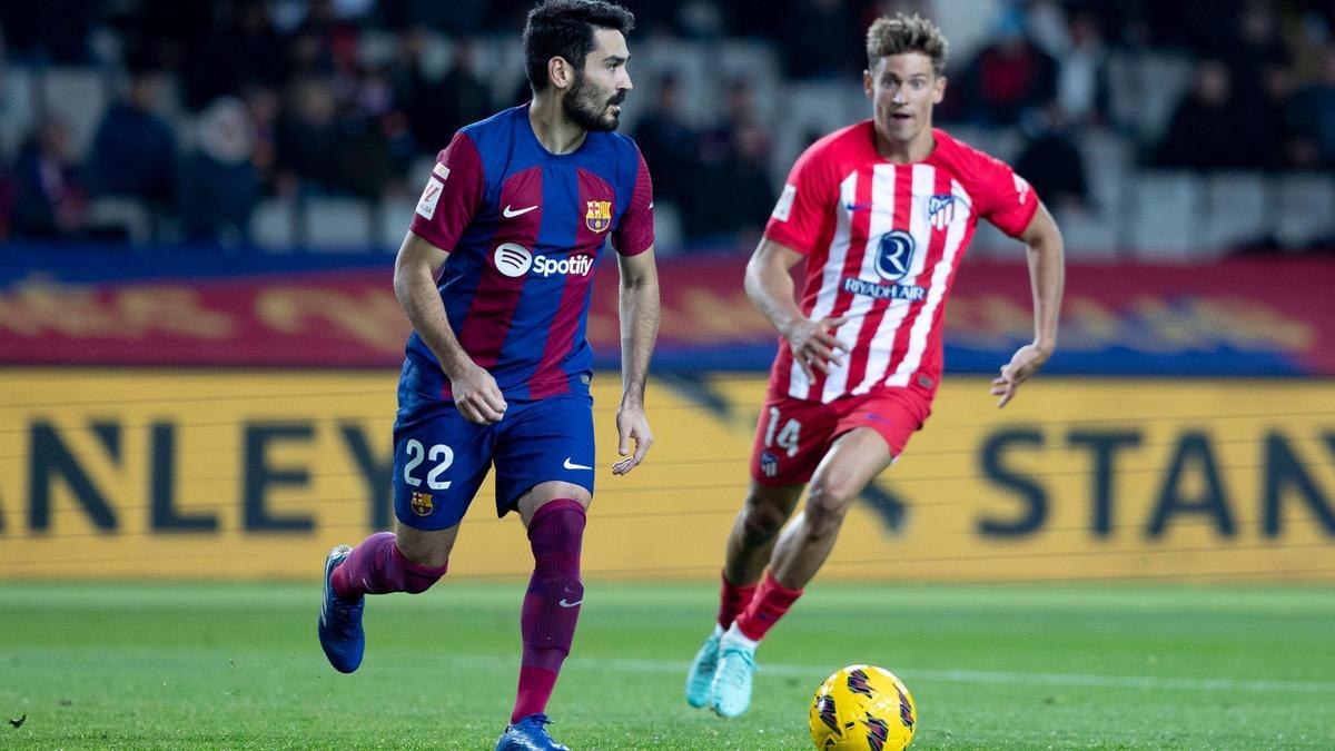 Gündogan y Marcos Llorente, durante el Barça-Atlético de la primera vuelta