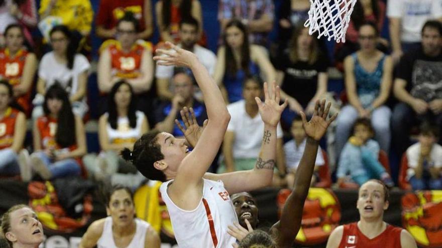 Laura Nichols lanza a canasta, el sábado ante Canadá.