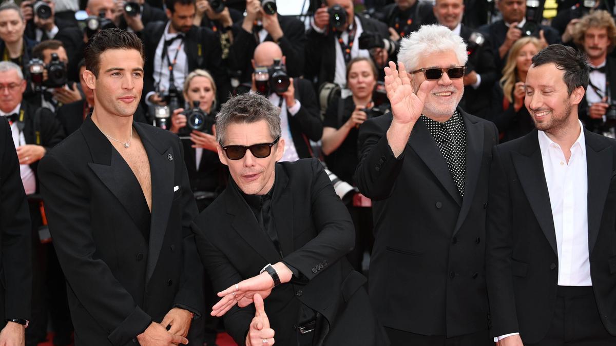 Pedro Almodóvar junto a Jason Fernández, Anthony Vaccarello y Ethan Hawke en el Festival de Cannes