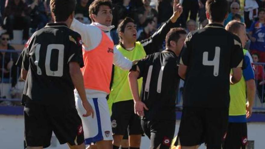 Carlos Quesada, con peto, durante un partido del Guadalajara