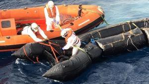 Salvamento Marítimo junto a una neumática en la que murieron 34 personas en la ruta canaria.