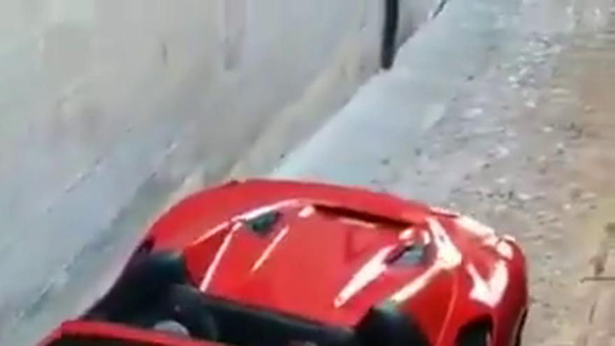 Un Ferrari se 'cuela' en el Casco Antiguo de Cáceres