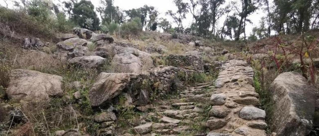 El valioso empedrado de acceso que apareció en las excavaciones en Montealegre. |  SANTOS ÁLVAREZ