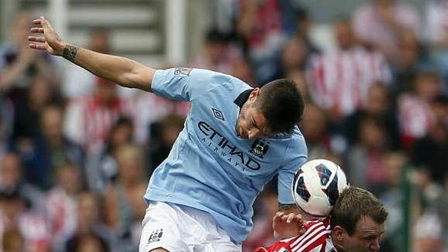 Javi García cabecea en la jugada del gol del City. / stefan wermuth