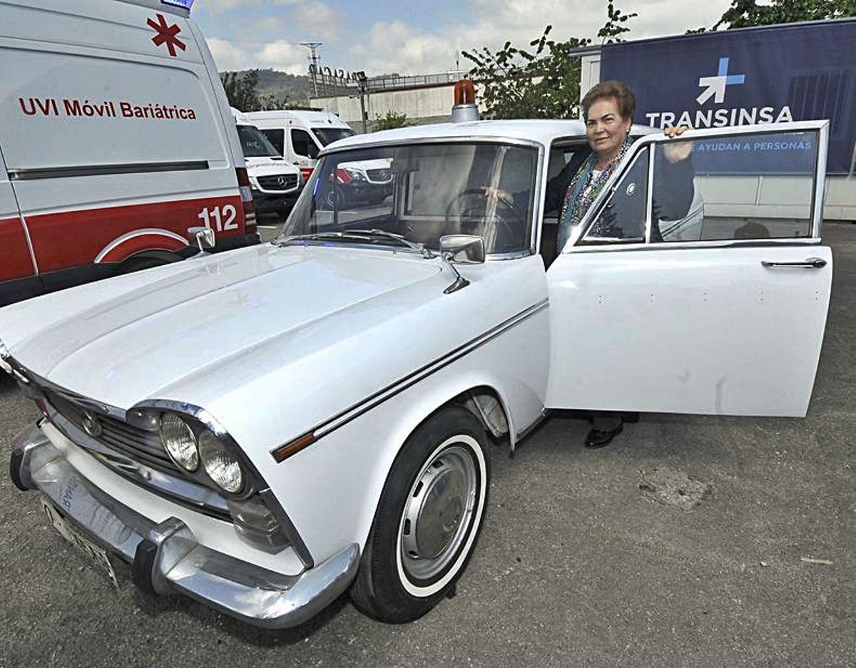 Araceli Estrada, con la primera ambulancia del concejo naveto: abajo, en la entrada de urgencias del Hospital Covadonga en 1984. | |  M. M./CEDIDA A LNE