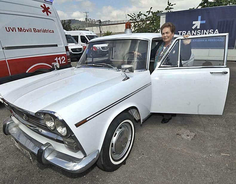 Araceli Estrada, con la primera ambulancia del concejo naveto || M. M.