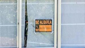 Un cartell que anuncia el lloguer d’un habitatge a Madrid.