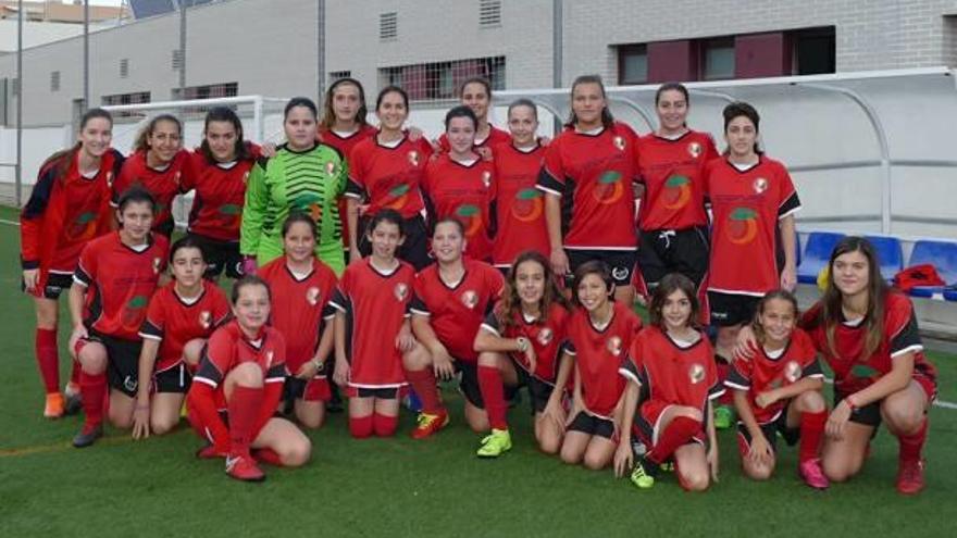 Las jugadoras del equipo amateur y las de fútbol-8 del CF Miramar posan juntas el pasado domingo.