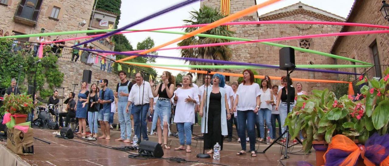 Actuació dels manresans Esclat Gospel Singers, que dirigeix Ramon Escalé, el juliol del 2019 | JORDI BIEL