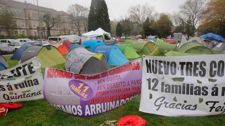 Acampada de la flota agrupada en Acerga, en diciembre, ante la Xunta. // Xoán Álvarez