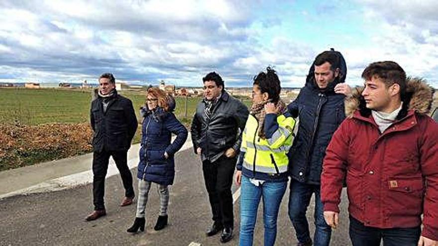 Mayte Martín Pozo junto a alcaldes y técnicos.