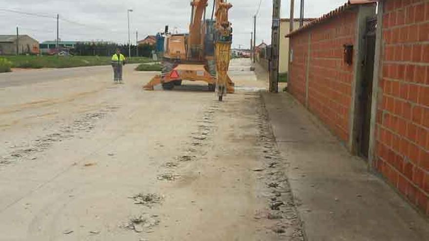 Trabajos para levantar el pavimento de la calle en Pobladura.