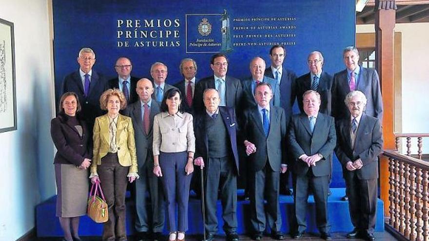 Los miembros del jurado posan para la foto oficial en el hotel de la Reconquista. De izquierda a derecha y de arriba abajo, Rafael Puyol, Manuel Jesús González, José Manuel Otero Novas, Raúl Bocanegra, Juan Vázquez, Alberto Pico, Manuel Menéndez, Luis González Seara, José Luis García Delgado, Leslie Crawford, Carmen Iglesias, Gonzalo Anes, Emilia Casas, Manuel Fraga, Adolfo Menéndez, Severino García Vigón y Lluis Xabel Álvarez.