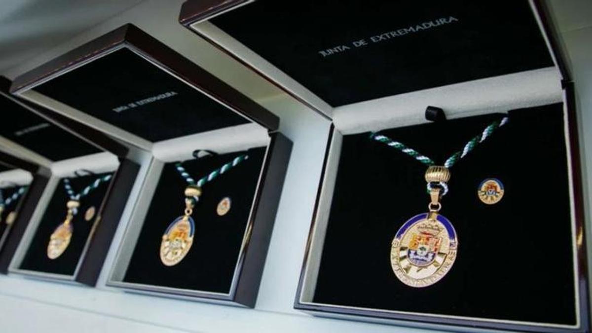 Una imagen de las Medallas de Extremadura, listas para su imposición.