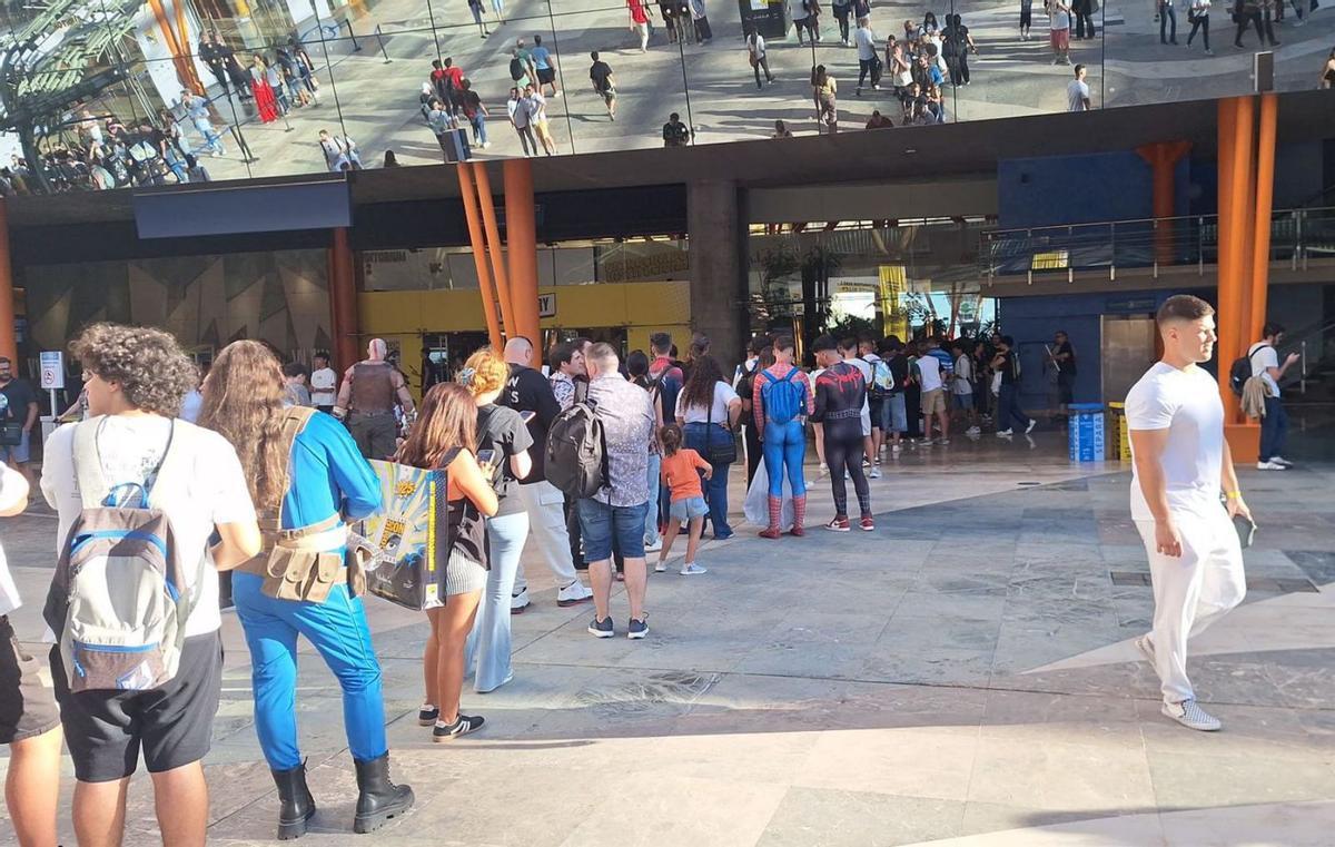 El agua no vale dinero pero sí cuesta mucho tiempo y paciencia en la Comic-Con Málaga