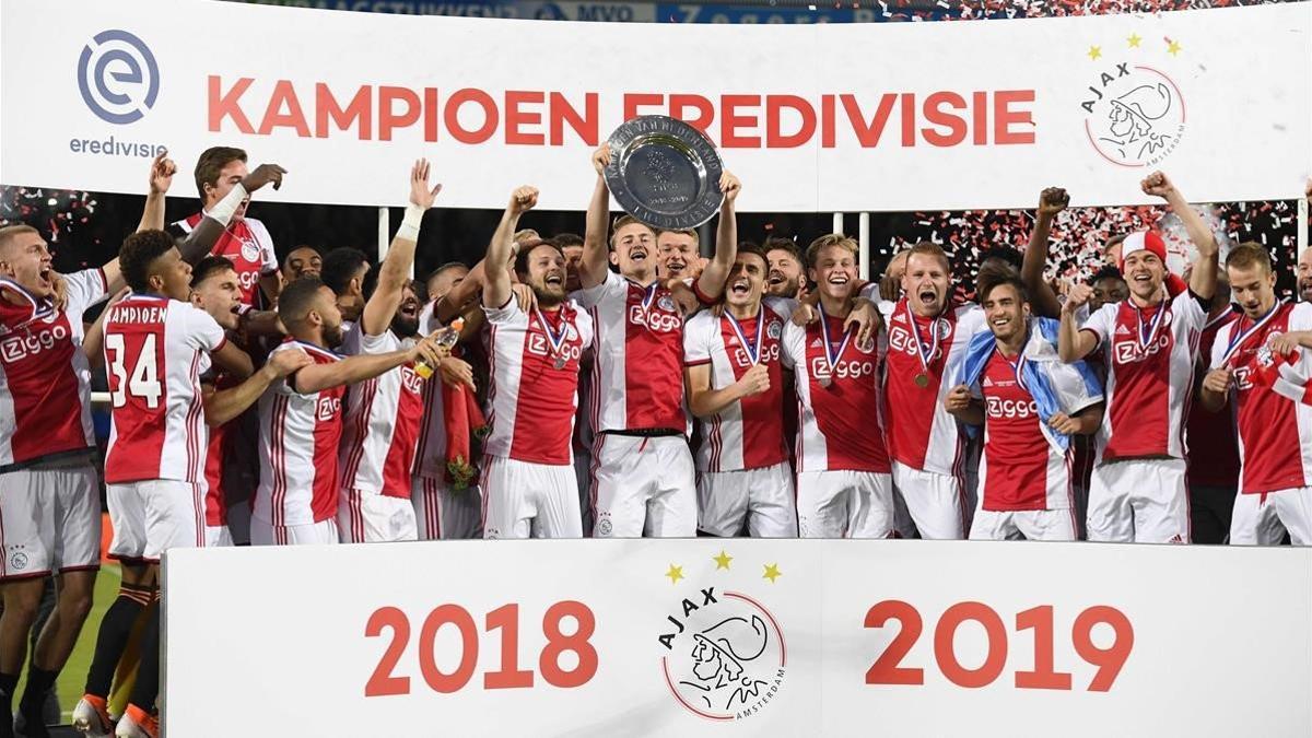 El Ajax de Amsterdam, el vigente campeón 2018-19, ostenta el liderato empatado a puntos con el AZ Alkmaar.
