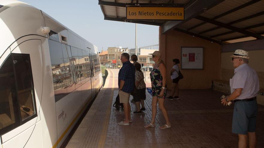La estación de FEVE de Los Nietos, en estado de abandono desde hace años
