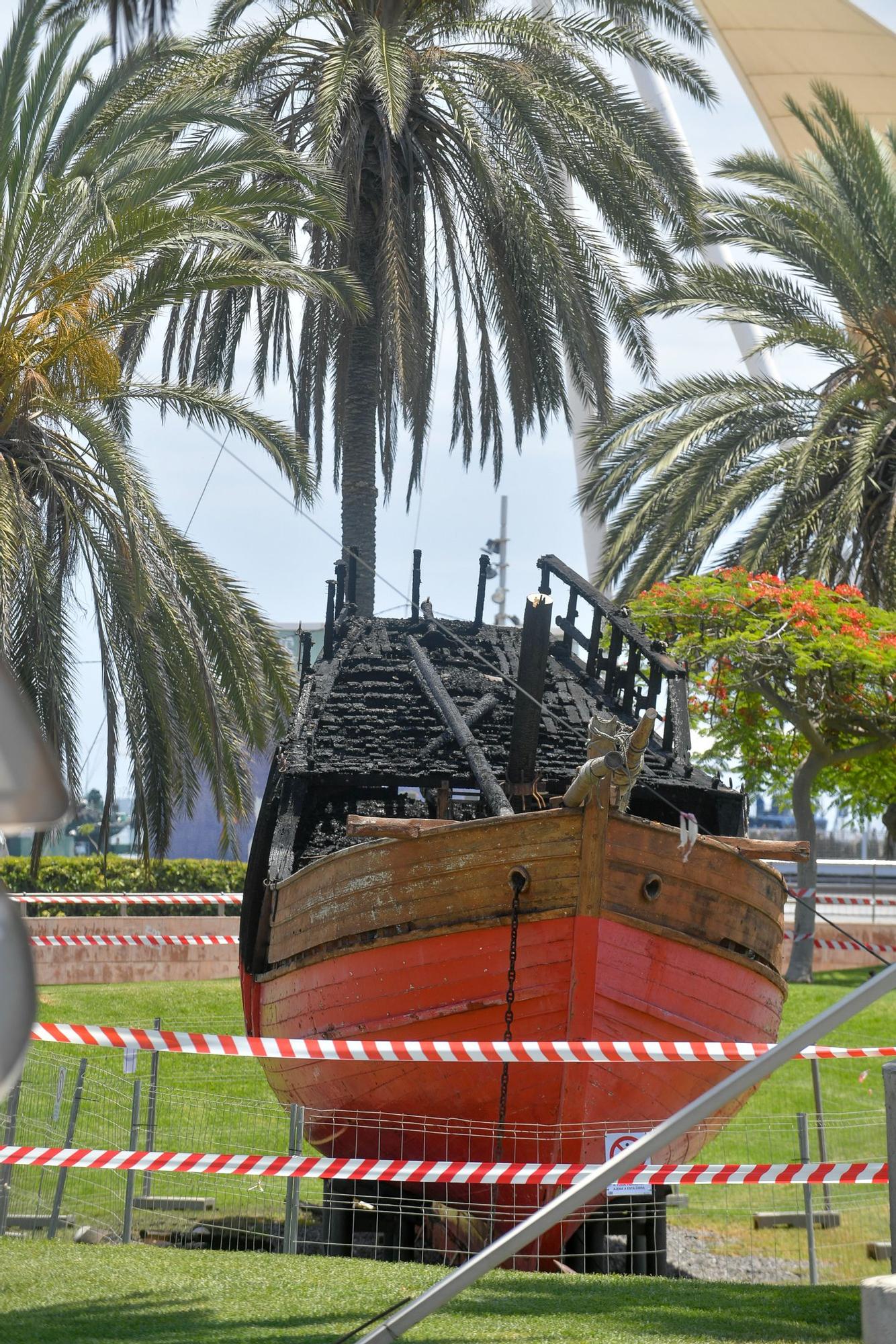 Arde la réplica de 'La Niña' en el Parque de Santa Catalina