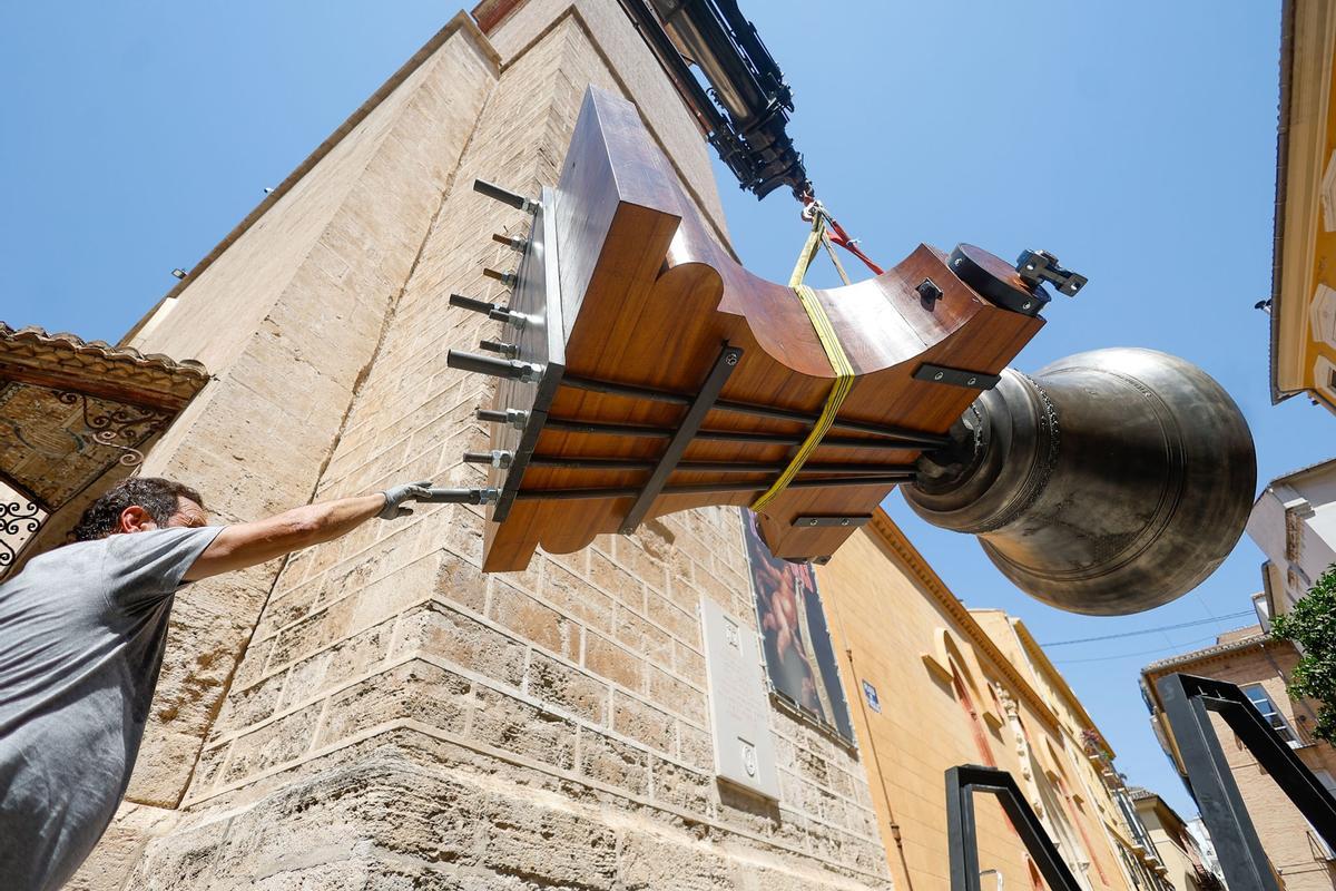 La espectacular llegada de la nueva campana de San Nicolás